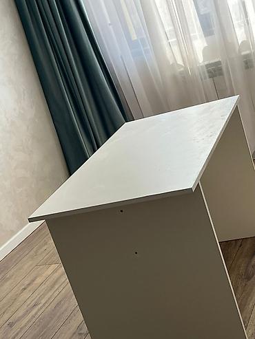 dirnaq stulu: Ağ rəngli iş/oxu masası - Minimalist dizayn: düz üst səth, iki yan — 2