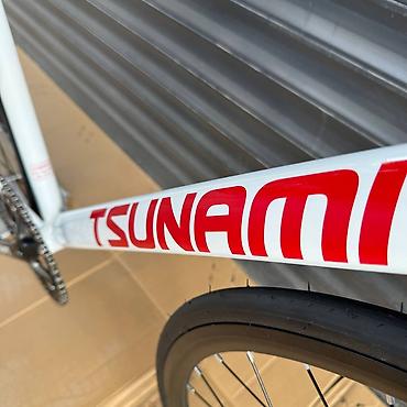 format velosiped: TSUNAMI SNM100 оригинальный Комплектация: LEGEND Цвет: белый Размеры — 3