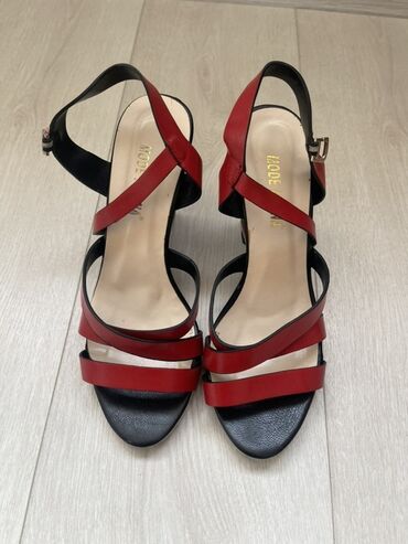 Босоножки, сандалии, шлепанцы: Босоножки, 36, Glossi, Б/у, цвет - Черный, Платная доставка, Самовывоз — 12