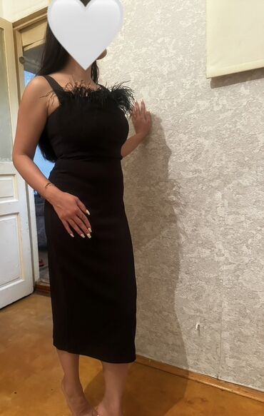 Ziyafət donları: Qara kokteyl donu - Rəng: qara - Model: midi uzunluq, bədənə oturan