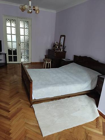Mənzillər: Şəhərin mərkəzində 3 otağlı ev kirayə verilir.hər bir şəraiti — 6