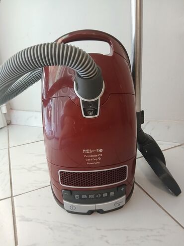 zvucnik sa pricama: 📍Na prodaju Miele usisivac Complete C3 🔖Snaga motora 890w 🔖Kontrolna