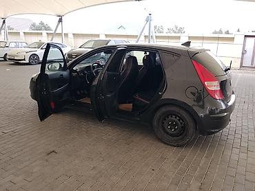 i30: Hyundai i30 hatchback, qara rəng, 5 qapı. Əsas xüsusiyyətlər: - — 5