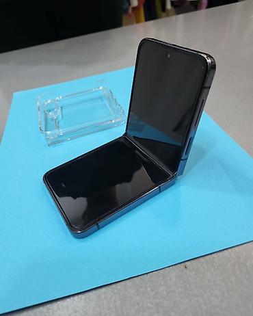 Samsung: Samsung Galaxy Z Flip5 – crni, preklopni model - Memorija: 8 GB RAM / — 13
