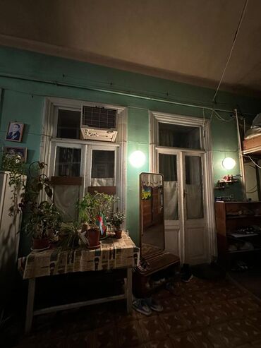 Binalar: Tarixi mərkəzdə yerləşən küçə mənzərəsi olan kommersiya obyektləri və — 22