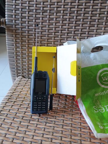 SOQ S080 düyməli telefon, əlavə antena ilə təchiz olunub. Cihazın qara