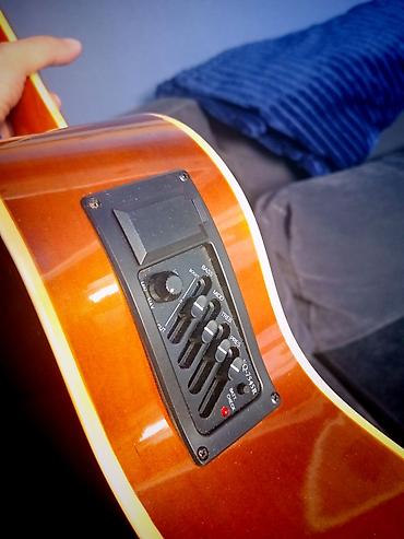 gitara simləri: Elektro-akustik gitara – cutaway korpuslu, sunburst rəng keçişli model — 4