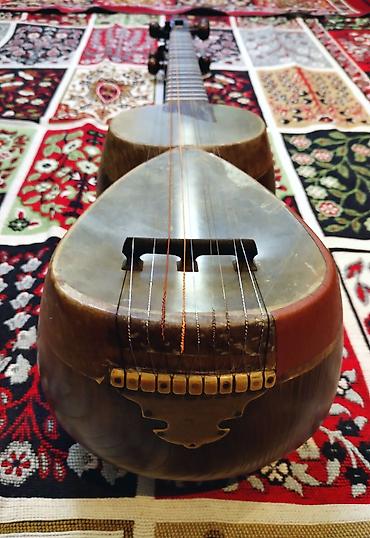 Tar: Tar – Azərbaycan milli simli musiqi aləti. Əla vəziyyətdə, heç bir — 3