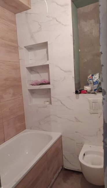 пластиковые панели для ванной: Современная ванная комната с отделкой плиткой под мрамор. В стене