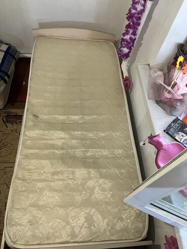 кровать двуспальная с матрасом бу: Состояние кровати - средние, у кровати есть нижнее ящики Высота -