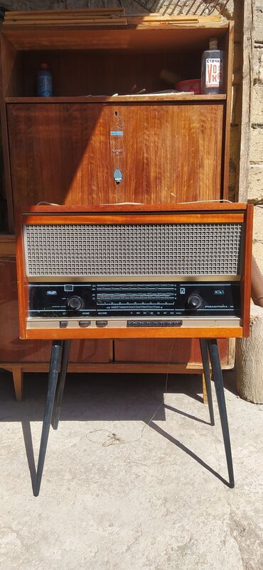 patefon: ﻿"Романтика-M" radio, maqnitofon və qramofon üçü bir yerdə. 1970-lərin
