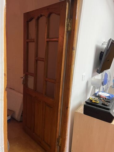 Потолок: Şüşəli taxta otaq qapısı Biri 20azn 3 ədəd var - Material: təbii ağac