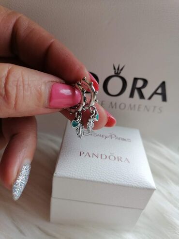 Minđuše: Pandora minđuše
Dobija se u kutijici
Cena:2100din — 2