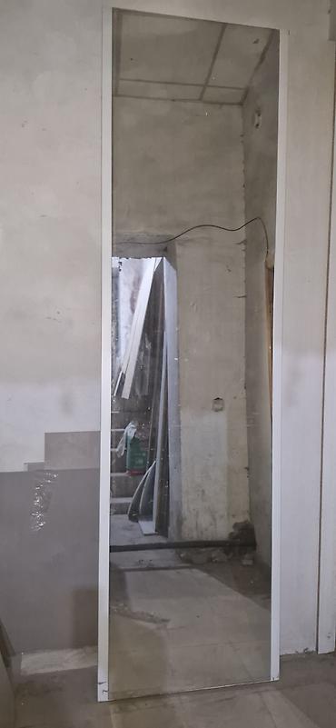 Зеркала: Напольное зеркало в узкой белой раме, цельная задняя стенка. Размер — 1