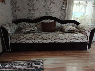 ашкана эмеректер: Диван с мягкими подлокотниками и фигурной спинкой. Обивка — ткань с