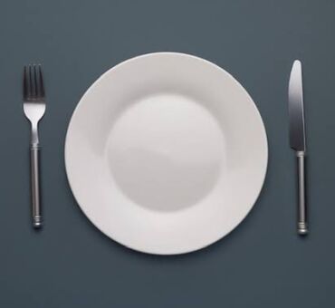 детскую кроватку кроватка к: Белая столовая тарелка с классическим гладким краем + столовые приборы