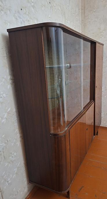 Retro vitrin-bufet - Material: təbii ağac üzlüklü korpus, cilalı səth