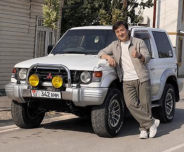 справа: Mitsubishi Pajero: 1992 г., 2.5 л, Автомат, Дизель, Внедорожник — 1