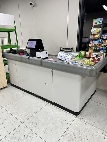 Мебель: Кассовый прилавок для магазина с бортом и рабочей зоной кассира. - — 1