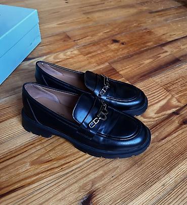 Qadın loafer ayaqqabıları 2-3 dəfə geyinilib, 40 ölçüdür. 80 manata