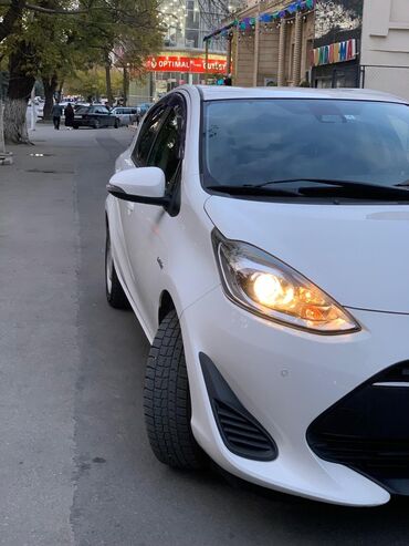 Toyota: Toyota Aqua hibrid hetçbek - Rəng: ağ - Güzgülərdə dönmə siqnalları — 2