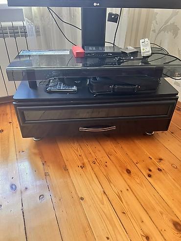 televizor stend: Qara rəngli TV stendi - Material: parlaq səthli MDF/laminat görünüşlü — 1