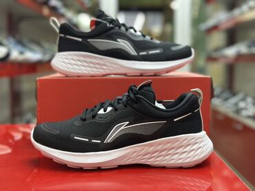 купальник с воланами на плечах: Кроссовки Li-Ning в черном цвете с белой подошвой. Имеют удобную