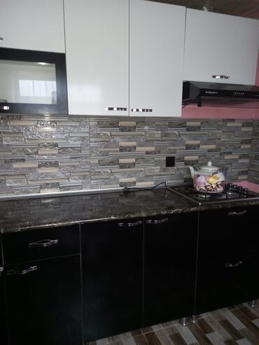 Mətbəx mebeli: Mətbəx mebeli dəsti - Üst modul: ağ rəngli şkaflar, biri şüşəli — 1