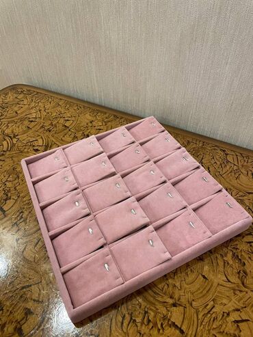 Bijuteriya vitrinləri: Aksesuar stendleri,her mehsuldan kifayet qeder var yeni coxdu.Qiymet — 9