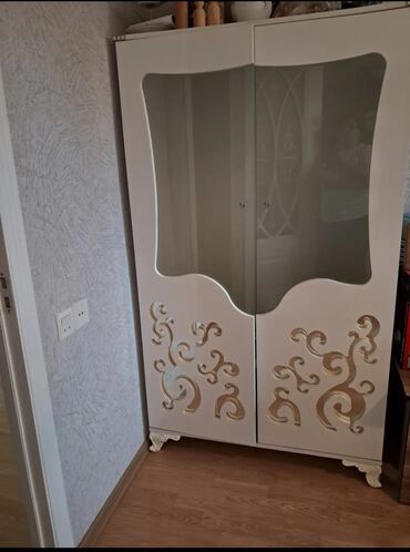 Dolablar: Açılan, 2 qapılı Düz dolab, Qorka