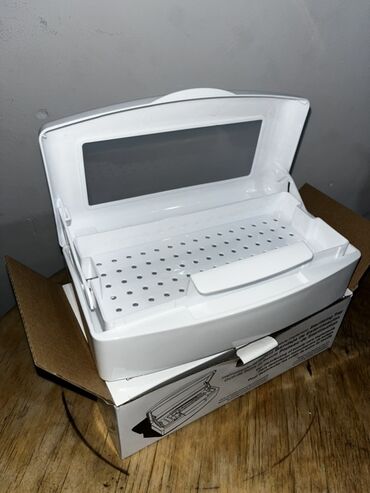 маникюрный столик: Лот: Лоток для стерилизации маникюрных инструментов + дезинфицирующее