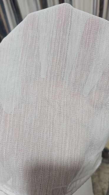 Pərdə və tüllər: Ağ rəngli, zərif güllü naxışlarla bəzədilmiş tül pərdə. Yüngül və — 10