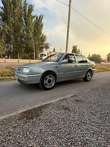 авто ижара: Volkswagen Vento: 1996 г., 1.6 л, Кол менен иштөөчү, Бензин, Седан — 1