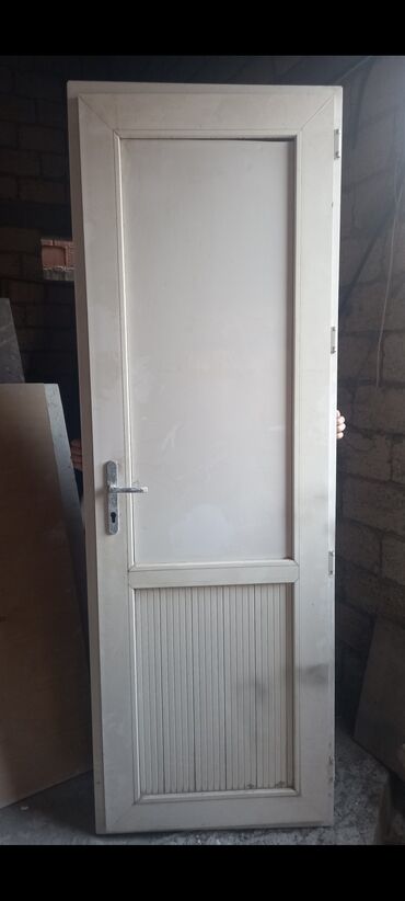 Giriş qapıları: Məhsul: Dəmir giriş qapısı və metal qutu (kasa) komplekti Təsvir: - — 11