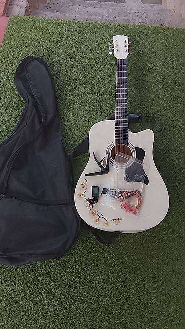 Гитары: Акустическая гитара с вырезом (cutaway), цвет корпуса — белый с — 6