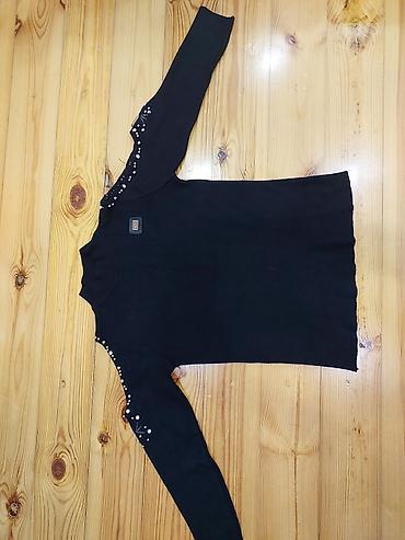 Toy paltarları və aksesuarları: Qadın sviteri – qara rəng, uzunqol, trikotaj. - Dizayn: Yuxarı qol — 1