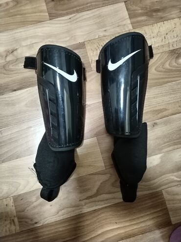 nike topovi: Novi Nike orginal stitnici M veličina