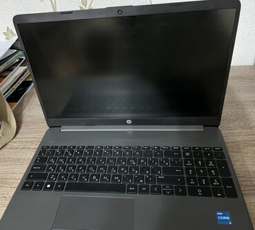 adapdır: HP noutbuk – 15.6" ekranlı, tamölçülü klaviatura və ayrıca rəqəmsal