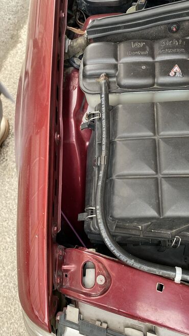 Mercedes-Benz: Mercedes-Benz C‑Class sedan (W202), al qırmızı rəng. - Kuzov: 4 — 5