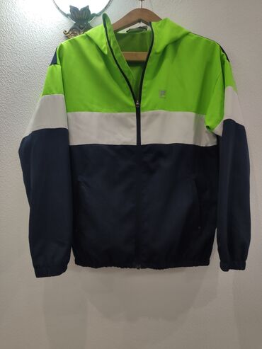 зеленый пиджак: Лёгкая ветровка на мальчика, фирменная. Внутри сетка, прекрасно сидит