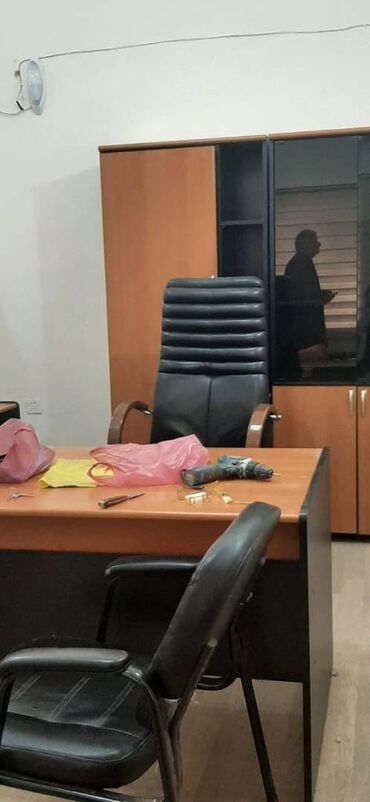 Ofislər: Nərimanov metrosuna yaxın 9 mərtəbəli binanın 1-ci mərtəbəsində — 1