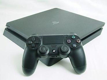 PS4 (Sony Playstation 4): U ponudi je Sony PlayStation 4.
Konzola je najnoviji SLIM model — 8