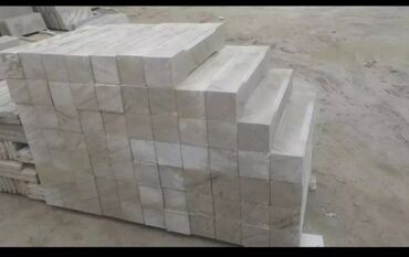 Pilləkən məhəccərləri: Ağ rəngli, müxtəlif formalı və ölçülü dəmir-beton sütunlar. Bu — 15