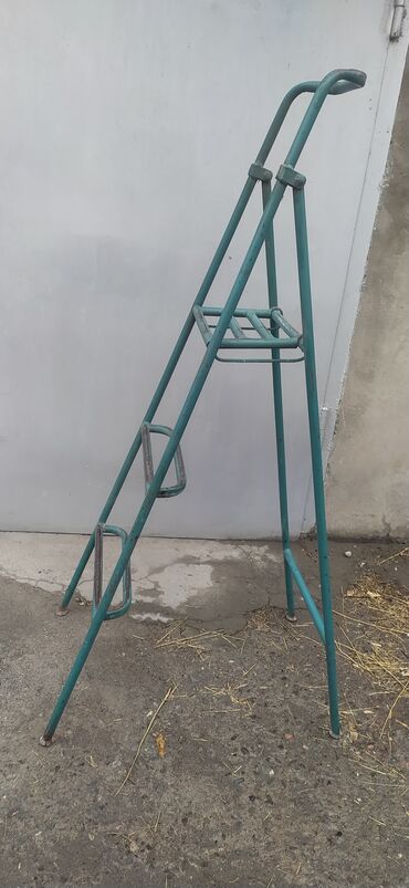 продам лестницу алюминиевую бу: Бүктөлүүчү тепкич-стремянка, Материалы: Металл, Үй үчүн, Бийиктиги: До 2 м
