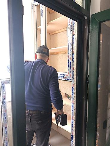 balkon masa: Plastik polkalı şkafların keyfiyyətli profillə və qalın polkalarla — 6