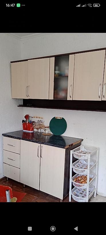 silver kitchen: Кухонный гарнитур в современном стиле, светлые фасады с контрастной — 1