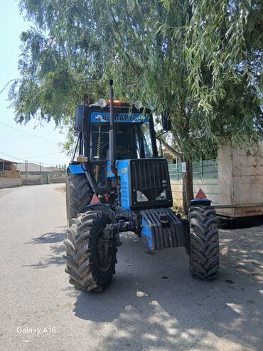 afdamabil ve xususi texnka: Mavi rəngli Belarus traktoru kənd təsərrüfatı işləri üçün uyğundur