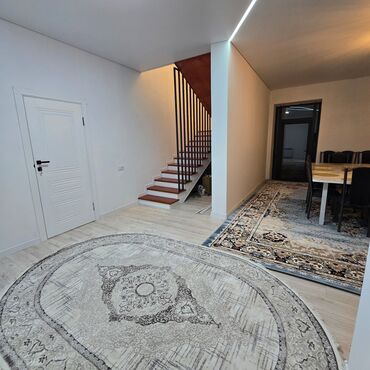 Посуточная аренда домов: Современный двухэтажный дом с панорамным остеклением и ограждением из — 2