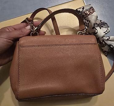 Torbe: MICHAEL KORS mala torba preko ramena, a moze se nositi i u ruci. Neka — 2
