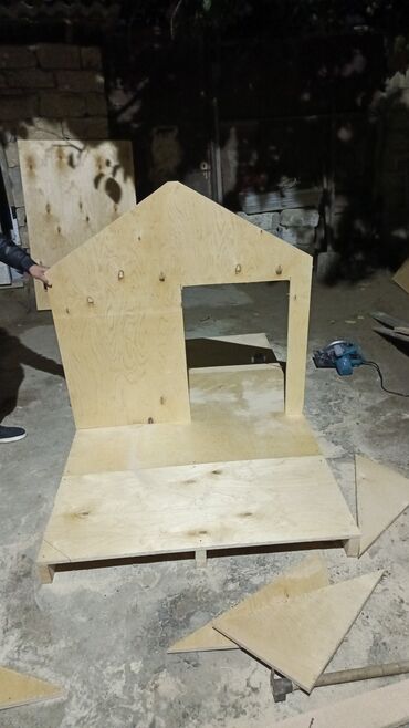 Yuvalar: Taxta it evi (yığılma mərhələsində) - Material: qalın kontrplak və — 1